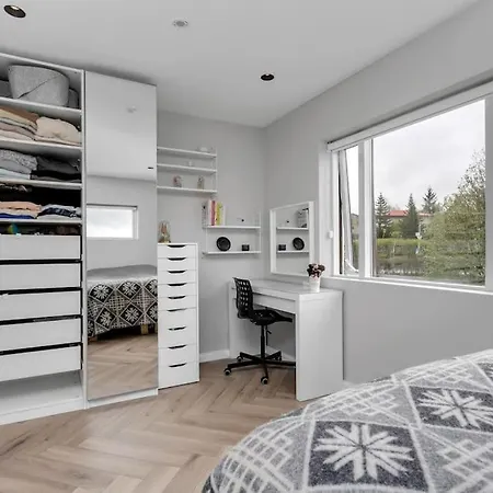 A Modern And Stylish Furnished House In Villa Reykjavik